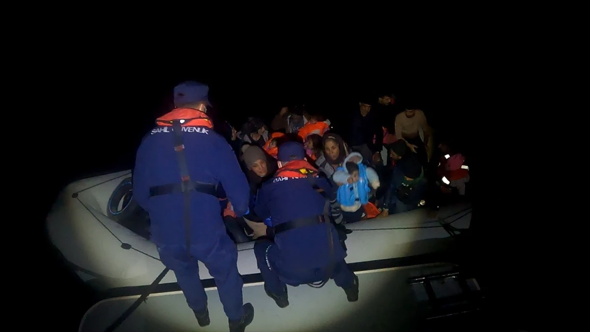 İzmir açıklarında Yunanistan unsurlarınca Türk kara sularına itilen 38 düzensiz göçmen karaya çıkarıldı, 107 göçmen yakalandı