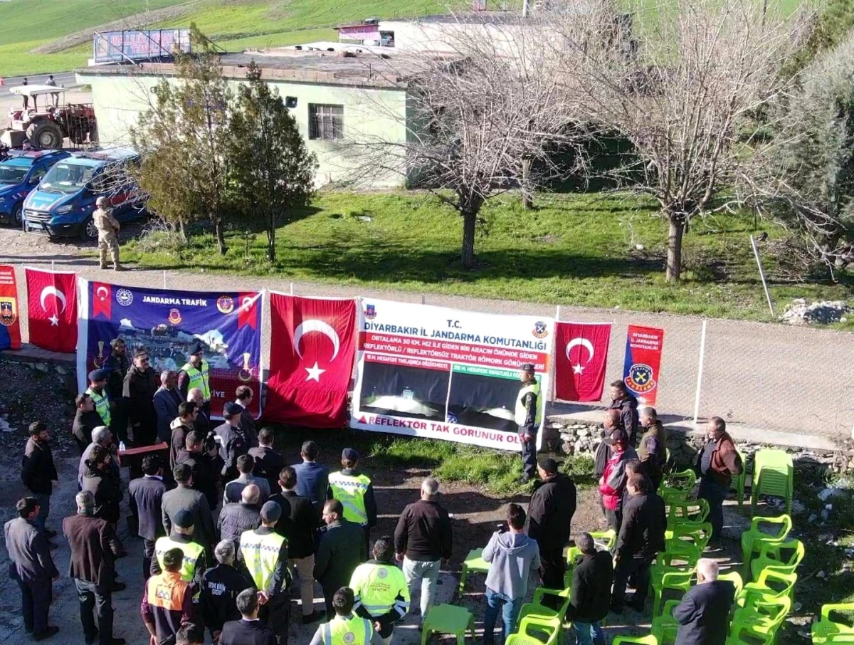 Diyarbakır İl Jandarma Komutanlığı Trafik Şube Müdürlüğü traktör sürücülerine reflektör tak, görünür ol projesini hayata geçirdi