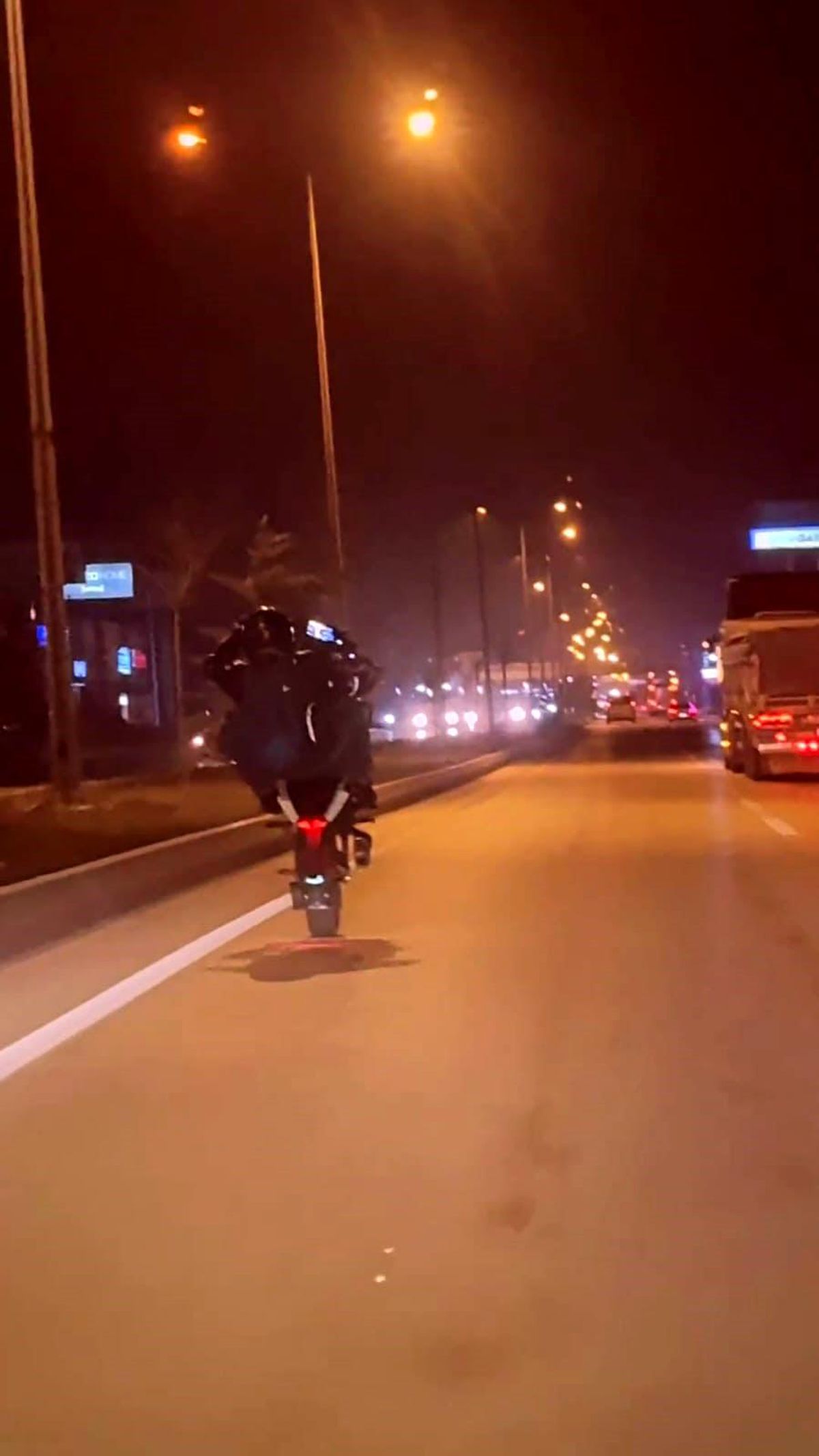 İnegöl\'de tehlikeli motosiklet sürüşü amatör kameraya yansıdı