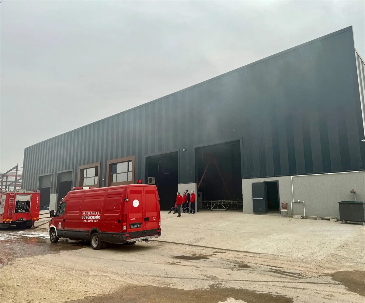 Kocaeli Başiskele\'deki Akrilik Levha Fabrikasında Yangın Çıktı