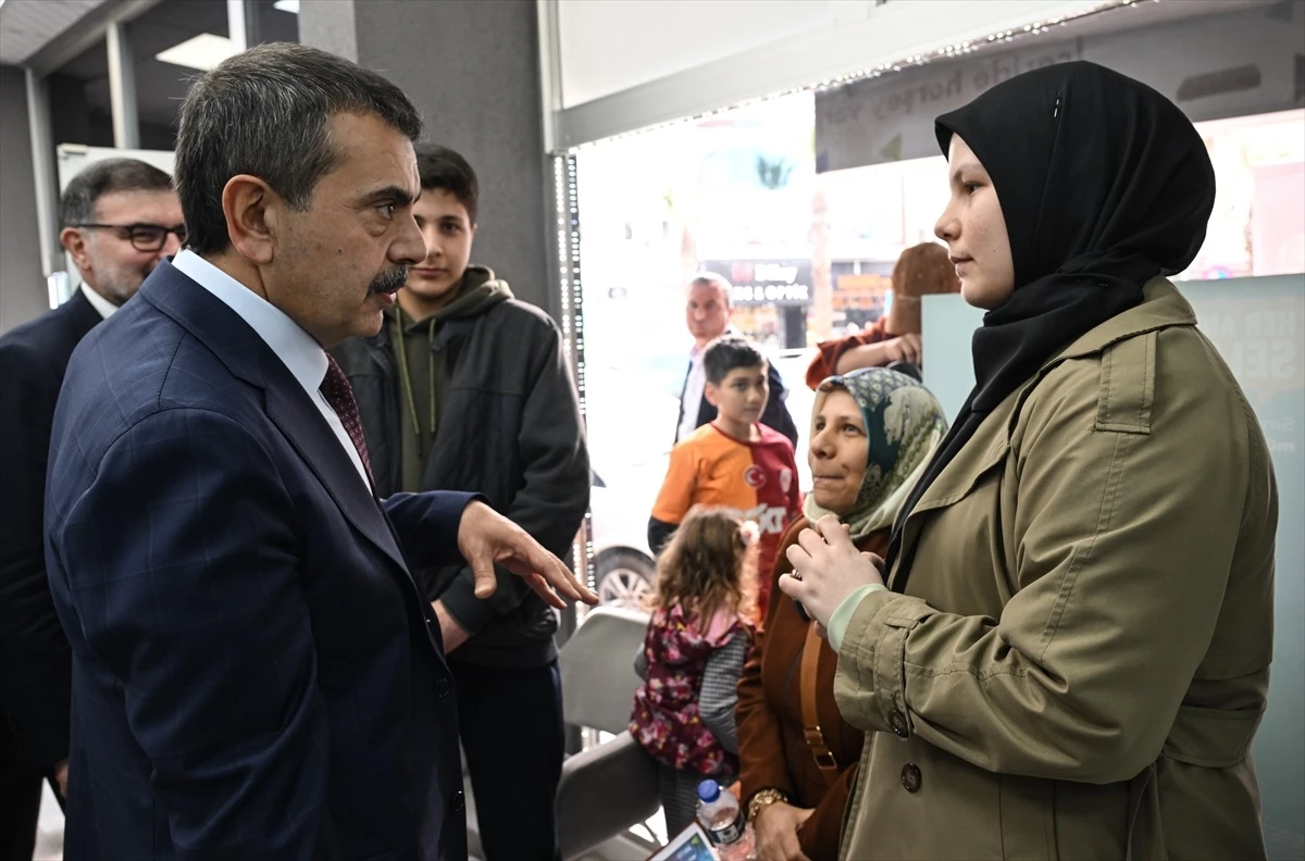 Milli Eğitim Bakanı Kemalpaşa\'da ziyaretler gerçekleştirdi