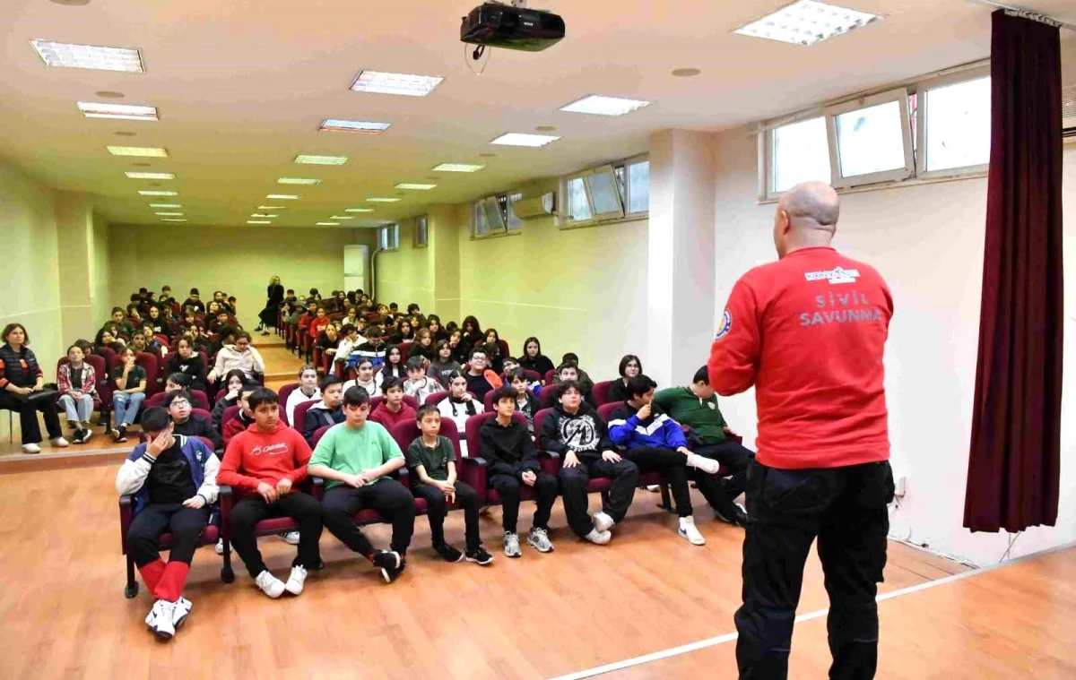 Konyaaltı Belediyesi Sivil Savunma Birimi, okullarda deprem tatbikatı gerçekleştirdi