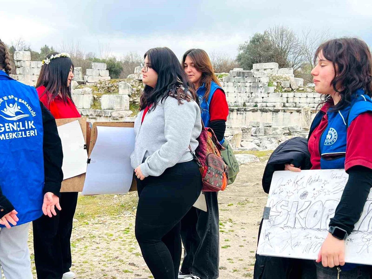Muğla\'da Gençler Antik Kentte Resim Atölyesi Oluşturdu