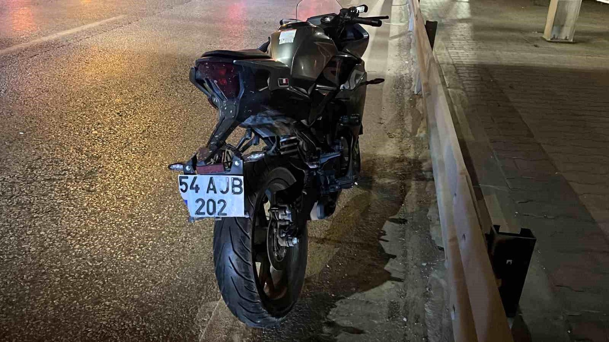 İzmit\'te alkollü motosiklet sürücüsüyle otomobil çarpıştı: 2 yaralı