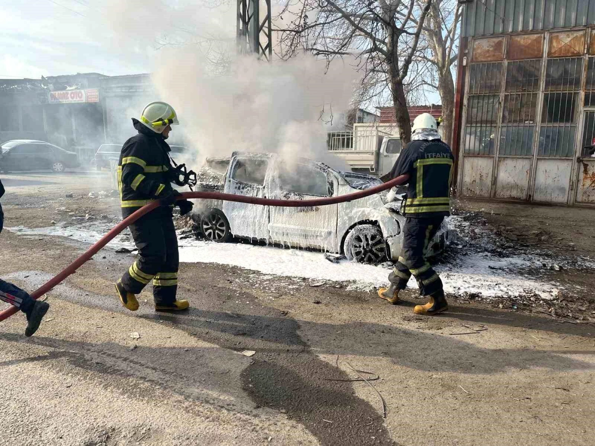 Kahramanmaraş\'ta park halindeki hurda araçta çıkan yangın söndürüldü