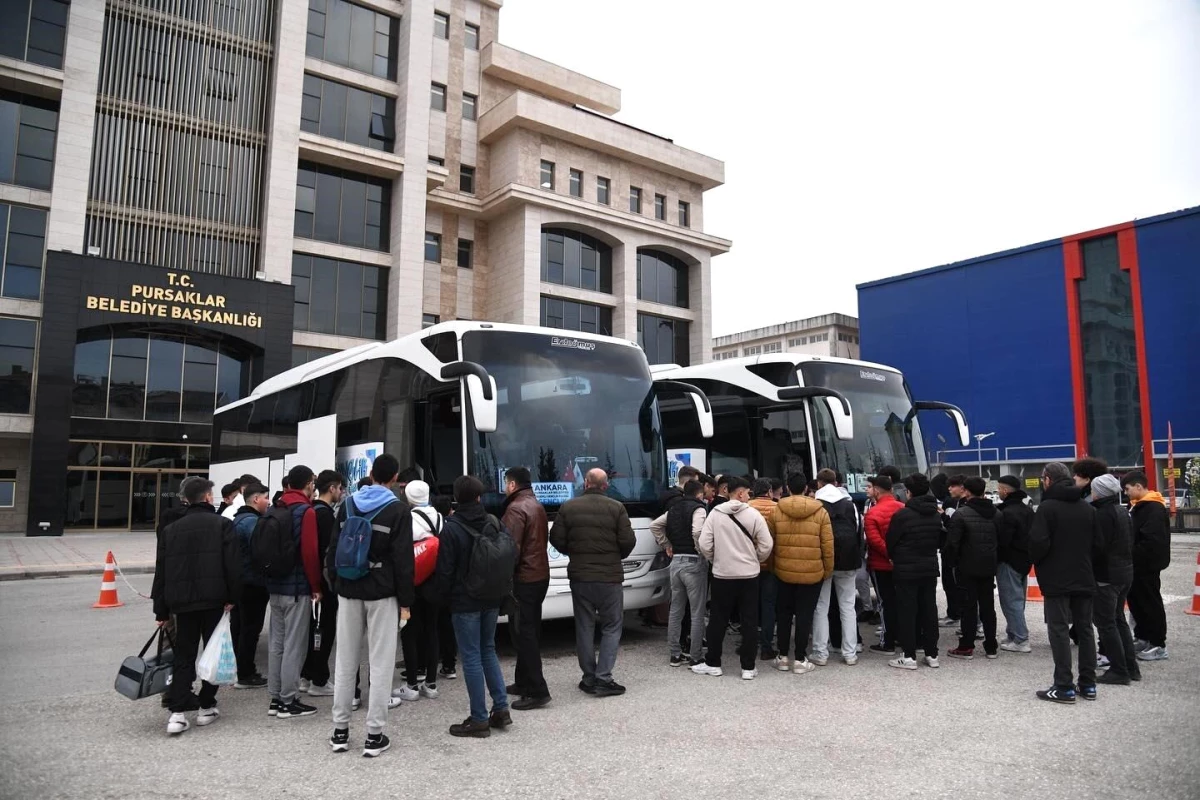 Pursaklar\'da Gençler Nevşehir Kapadokya Gençlik Kampı\'na Katıldı