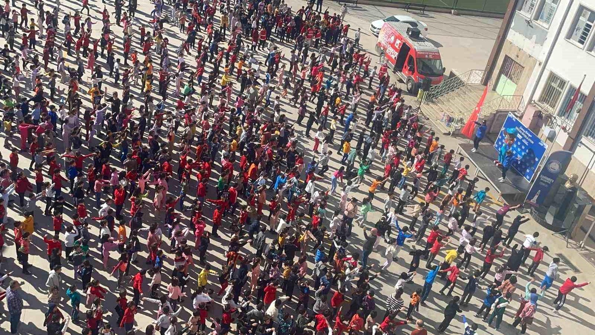 Şahinbey Belediyesi, ilkokul ve ortaokul öğrencilerine spor yapma alışkanlığı kazandırmak için \'Okulda Sporla Uyum\' projesi başlattı