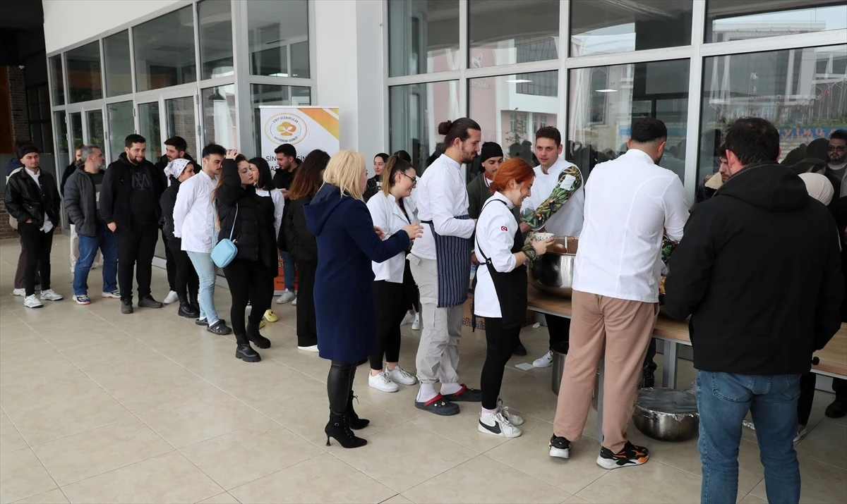 Sinop\'ta Üniversite Öğrencilerine Tarhana Çorbası İkram Edildi