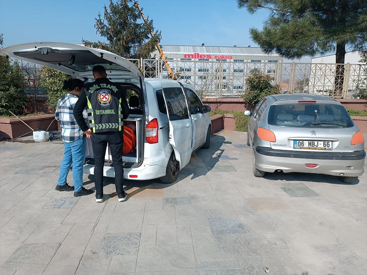 Sultanbeyli\'de Kaldırım Kullanan Araçlara Cezalar Kesildi
