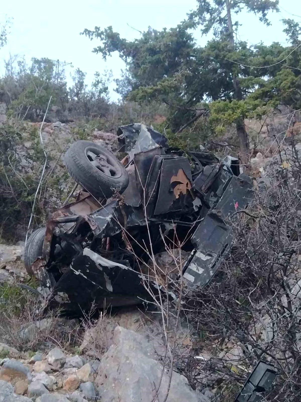 Tarsus\'ta şarampole yuvarlanan araç sürücüsü hayatını kaybetti
