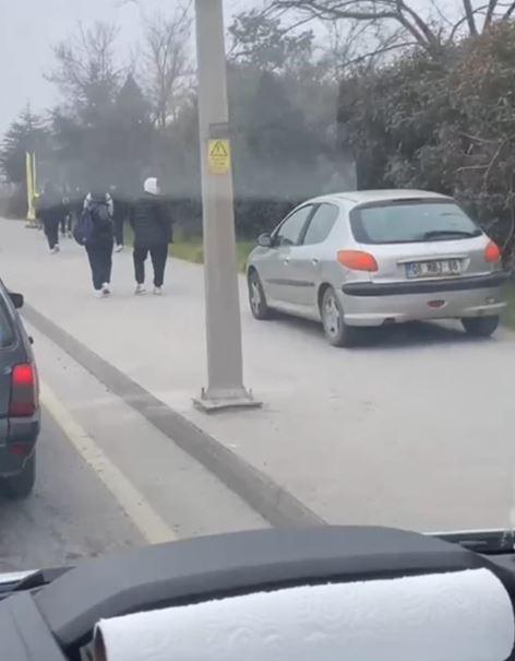 Trafikte Kurallar Hiçe Sayıldı: Sürücüler ve Motosikletli Kaldırıma Çıktı