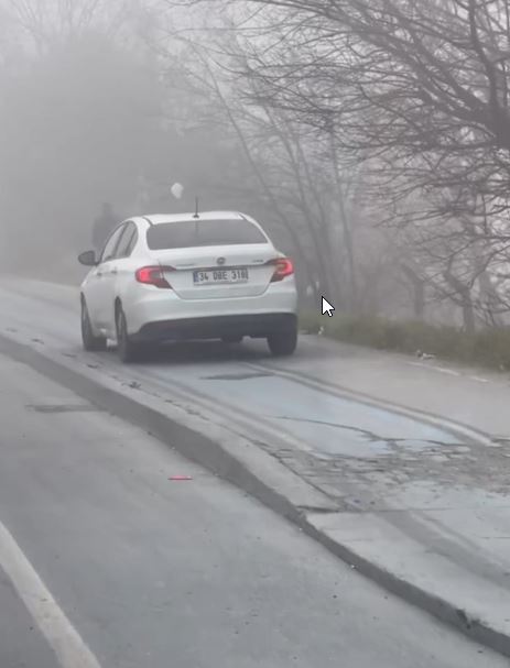 Trafikte Kurallar Hiçe Sayıldı: Sürücüler ve Motosikletli Kaldırıma Çıktı