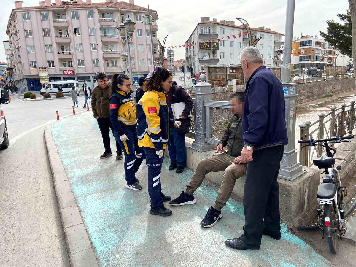Elektrikli bisiklet sürücüsü yaşlı kadına çarpmamak için direksiyon hakimiyetini kaybetti