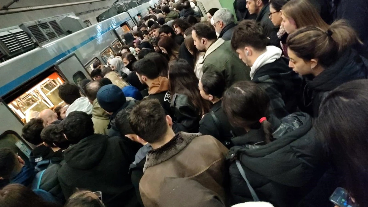 İstanbul\'da Yenikapı-Kirazlı metro hattında arıza nedeniyle seferler durdu