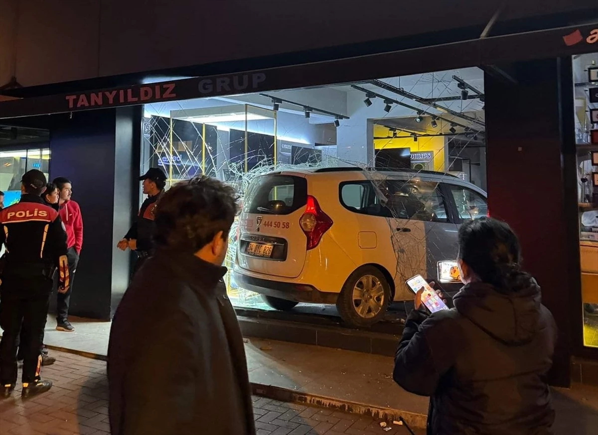 Zonguldak\'ta otomobille çarpışan hafif ticari araç iş yerine girdi