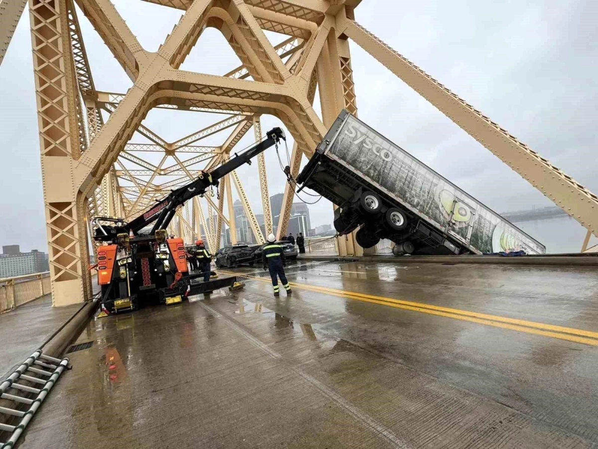 Kentucky\'de köprüde asılı kalan kamyon sürücüsü kurtarıldı