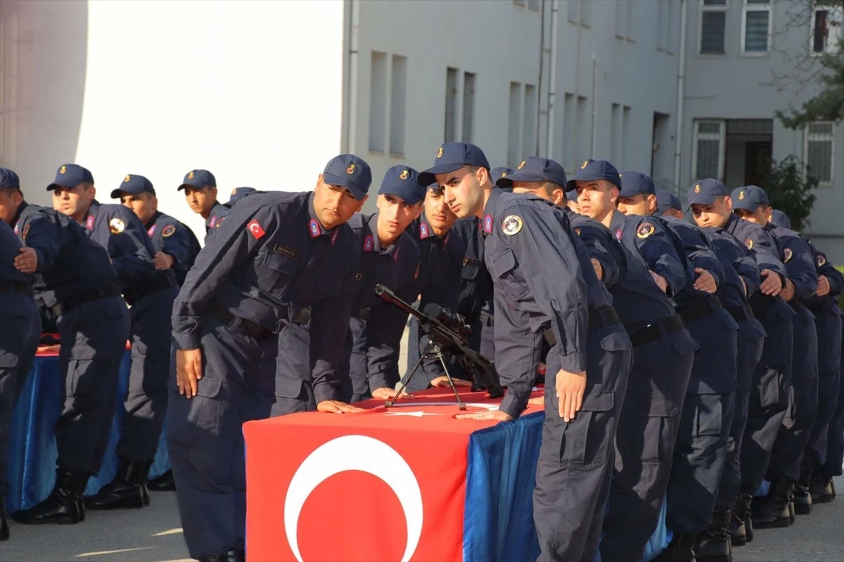 Adana\'da eğitimlerini tamamlayan acemi erler törenle yemin etti