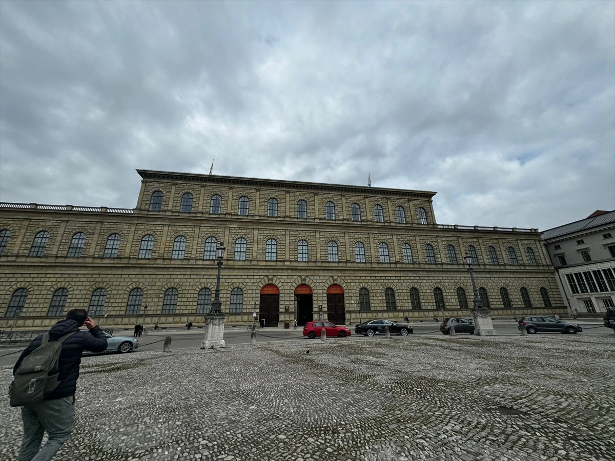 Alman Wittelsbach Hanedanı\'nın kraliyet sarayı Münih Rezidansı ziyaretçilerini ağırlıyor