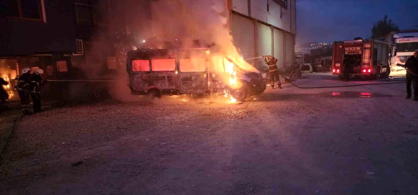 Antakya\'da park halindeki minibüs alev alev yandı