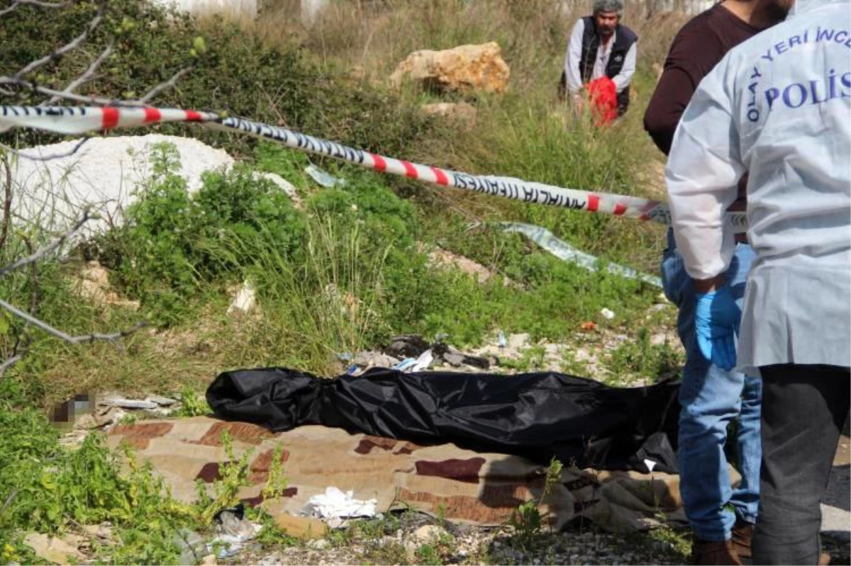 Antalya\'da Yol Kenarında Ölü Bulunan Kadının Kimliği Belirlenemedi