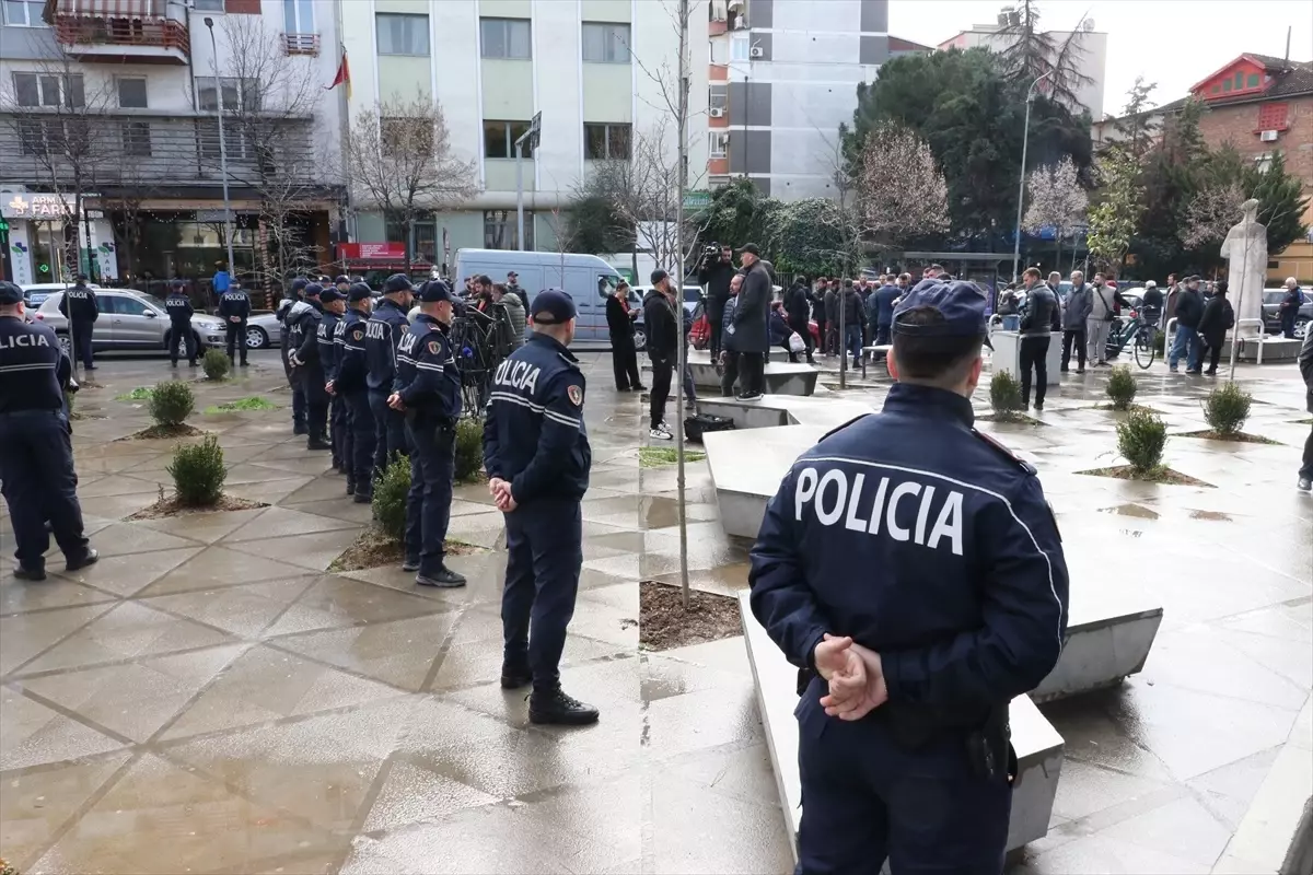 Arnavutluk\'ta FETÖ ile bağlantılı İslam Birliği başkanlık seçimleri protesto edildi