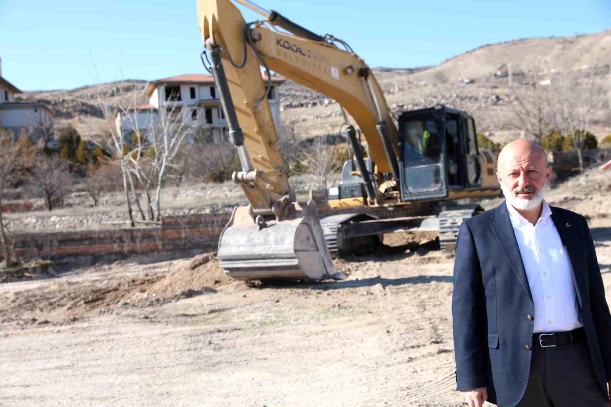 Kocasinan Belediye Başkanı Ahmet Çolakbayrakdar, yol yapım çalışmalarını kontrol etti
