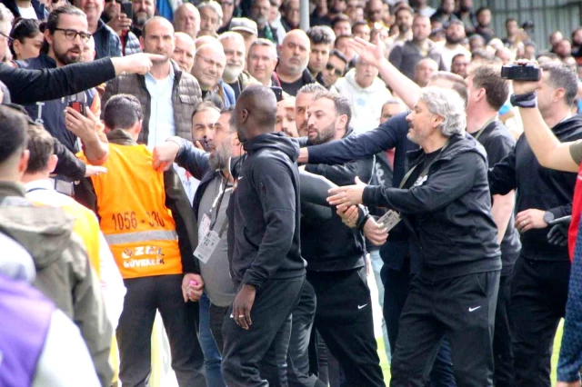 Bodrum FK-Eyüpspor maçında çıkan olaylarda Arda Turan'a yabancı madde isabet etti