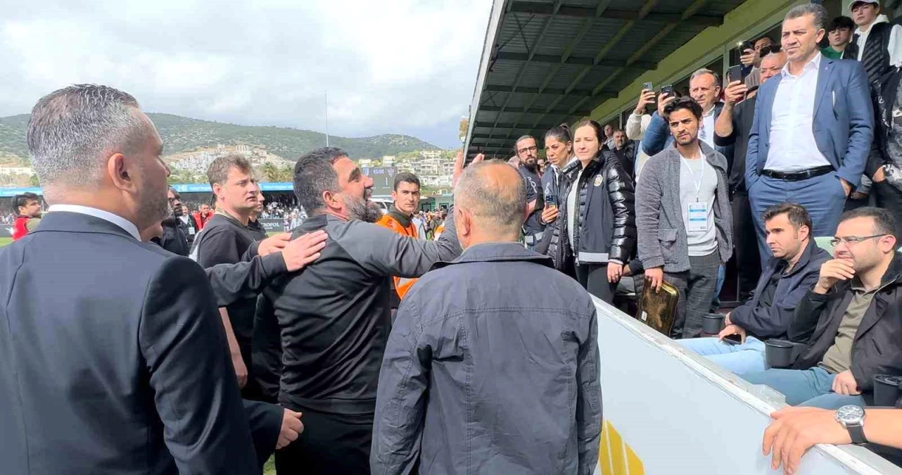 Bodrum FK-Eyüpspor maçında çıkan olaylarda Arda Turan\'a yabancı madde atıldı, 1 futbolcu yaralandı