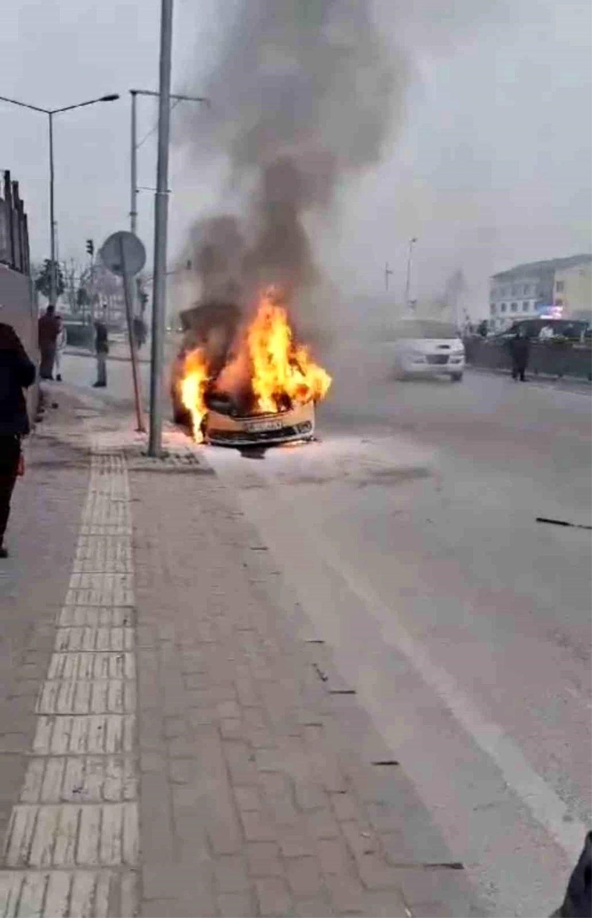 Bursa\'da Ticari Taksi Motorundan Çıkan Yangın Büyük Hasara Yol Açtı