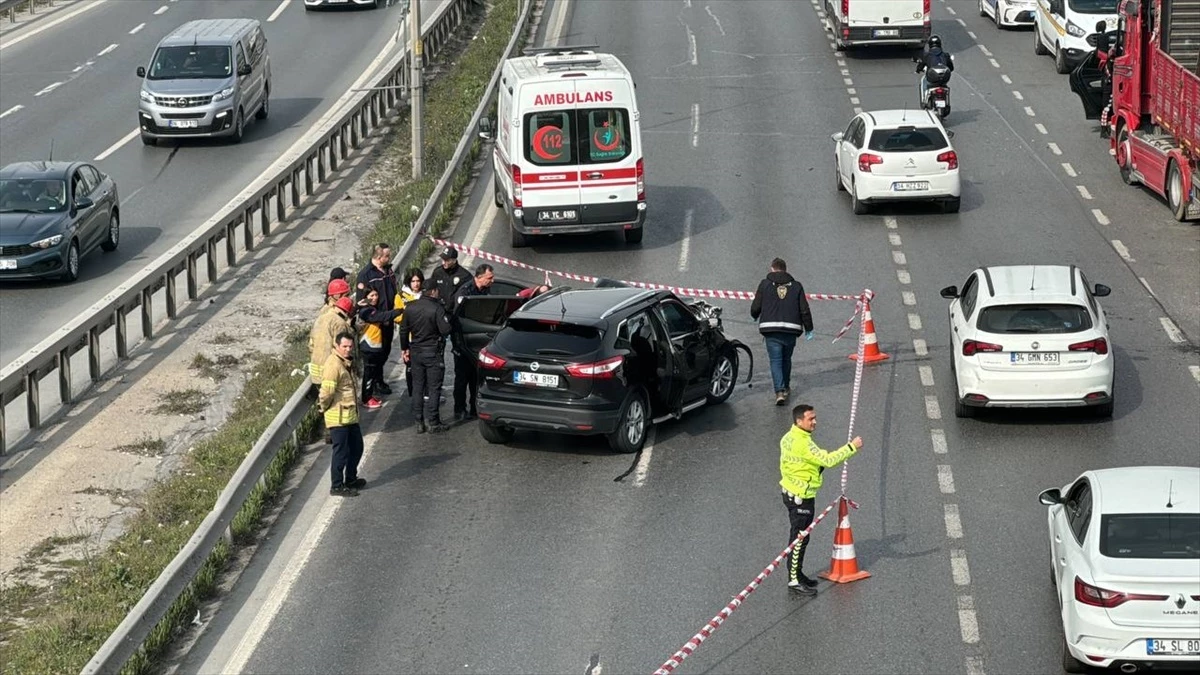 Büyükçekmece\'de arızalanan araca çarpan araç sürücüsü hayatını kaybetti