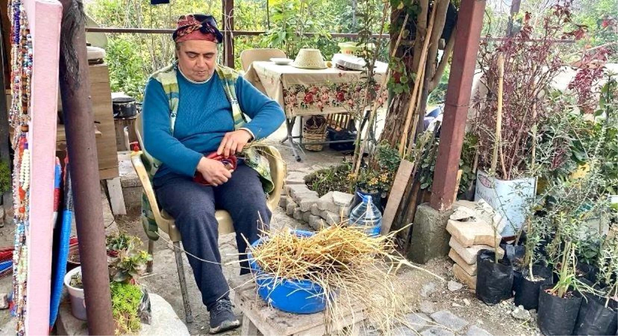 Afetzede Kadın Buğday Saplarından Tepsiler Yaparak Aile Ekonomisine Katkı Sağlıyor