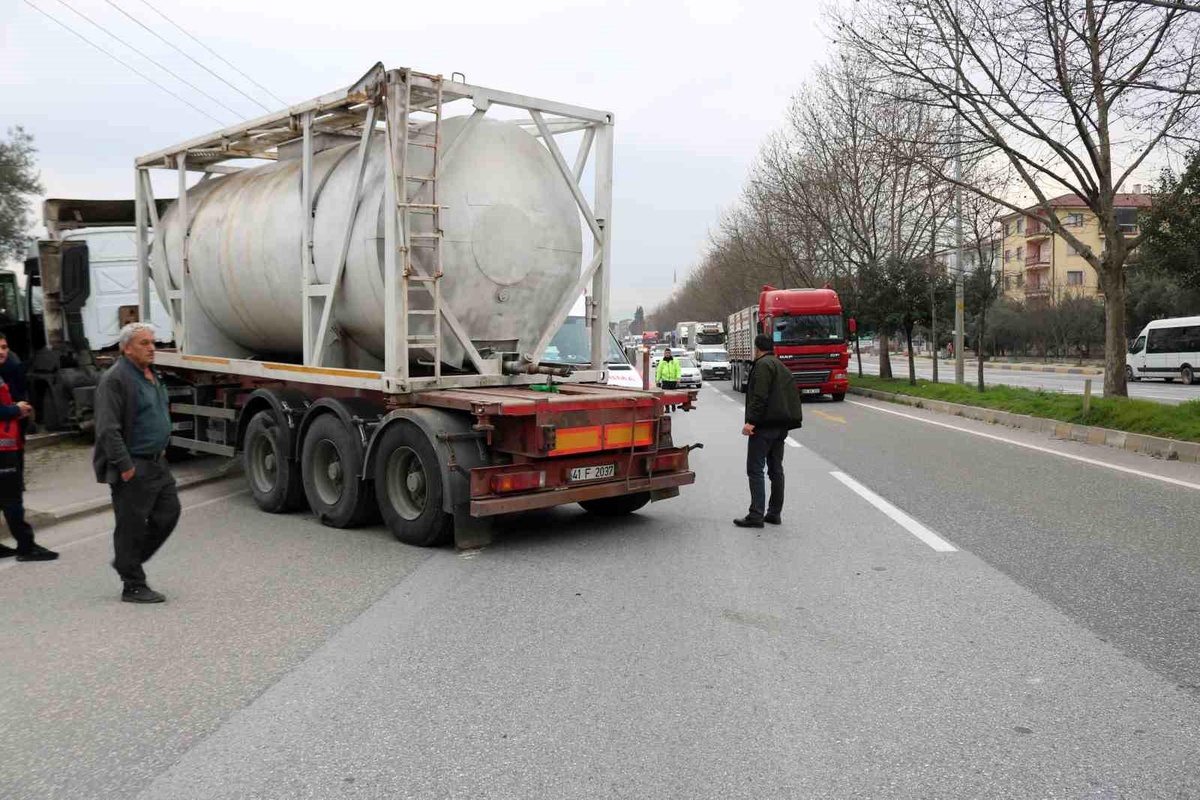 Sakarya\'da Kalp Krizi Geçiren Tır Şoförü Hayatını Kaybetti
