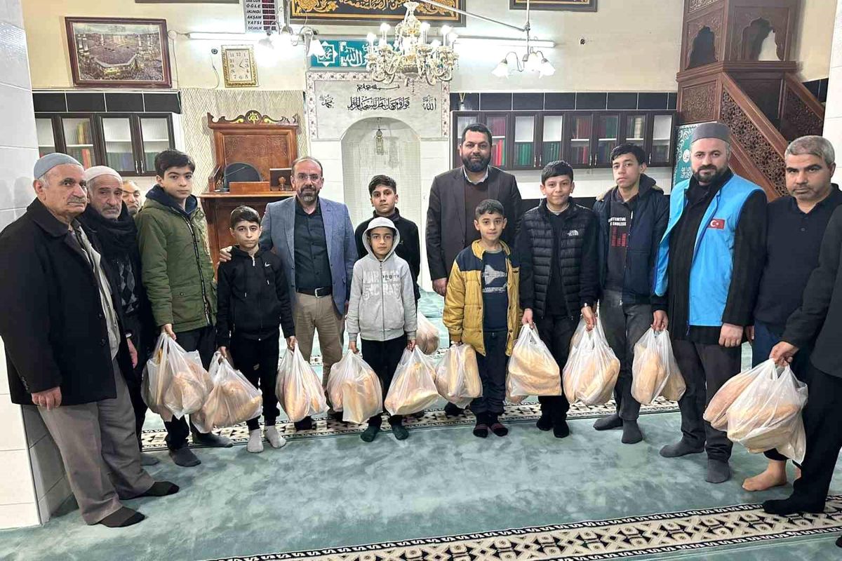 Diyarbakır\'da cami öğrencilerine \'Askıda Ekmek\' uygulamasıyla yardımlaşma bilinci aşılanıyor