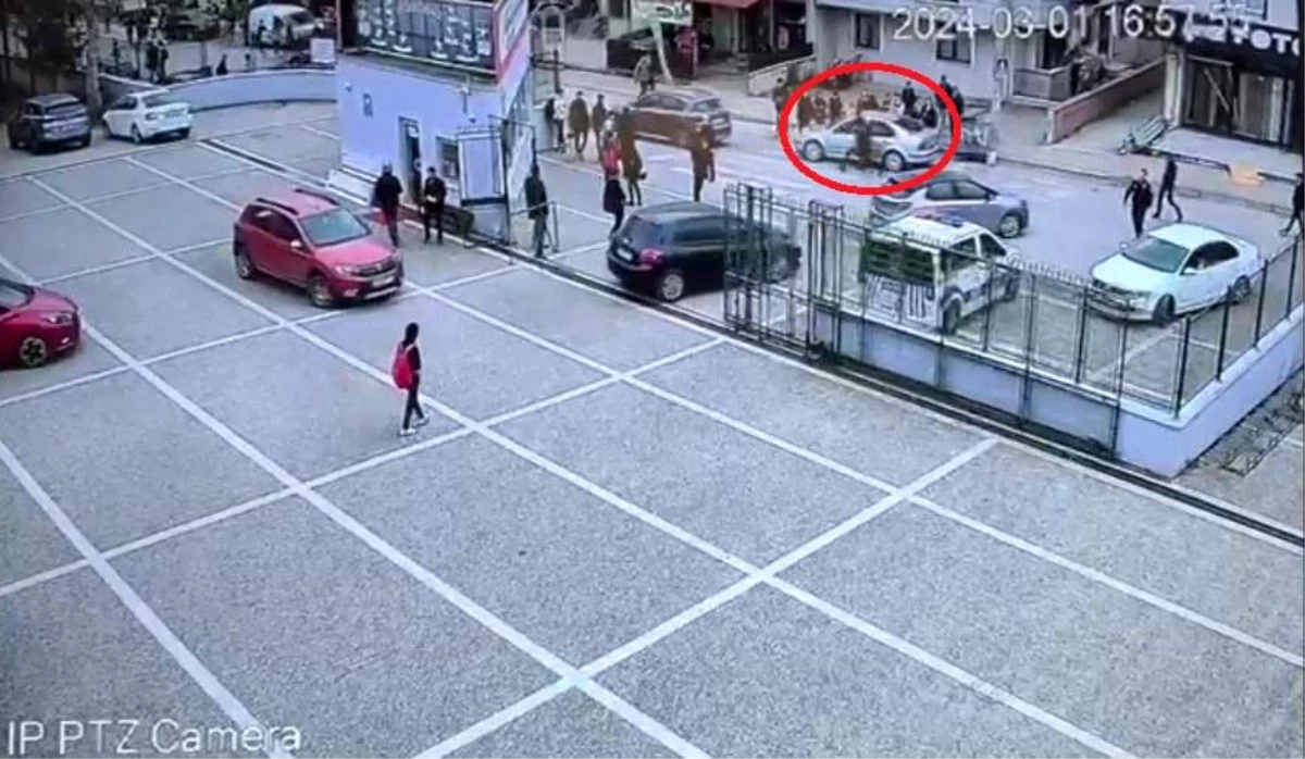 Dur ihtarına uymayan ehliyetsiz sürücü, polis memurunu metrelerce sürükledi