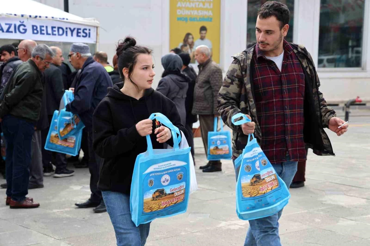 Elazığ Belediyesi Sokak Hayvanlarına Mama Desteği Sağladı