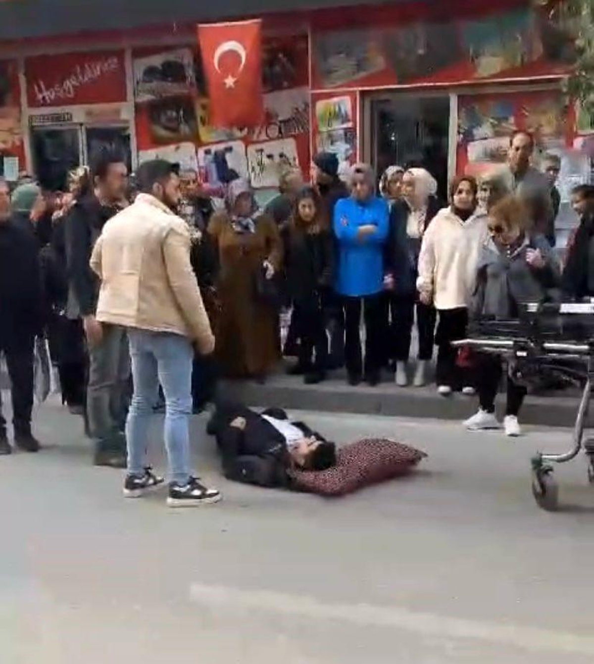 Elazığ\'da Yolun Karşısına Geçmeye Çalışan Kişi Otomobilin Çarpması Sonucu Yaralandı