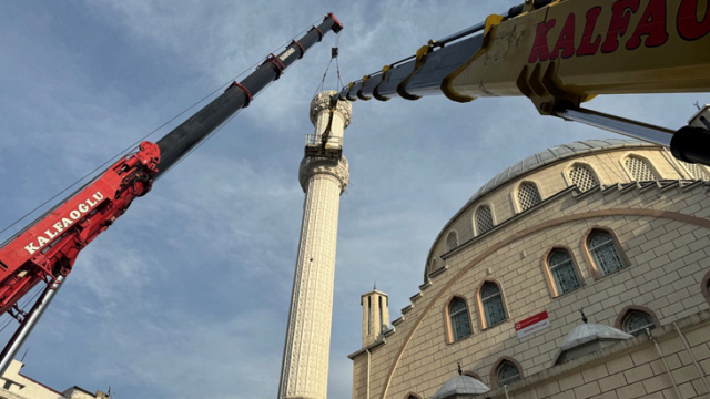 Esenyurt'ta camii minaresi onarım yapıldığı esnada halatı koparak zemine düştü: O anlar kamerada