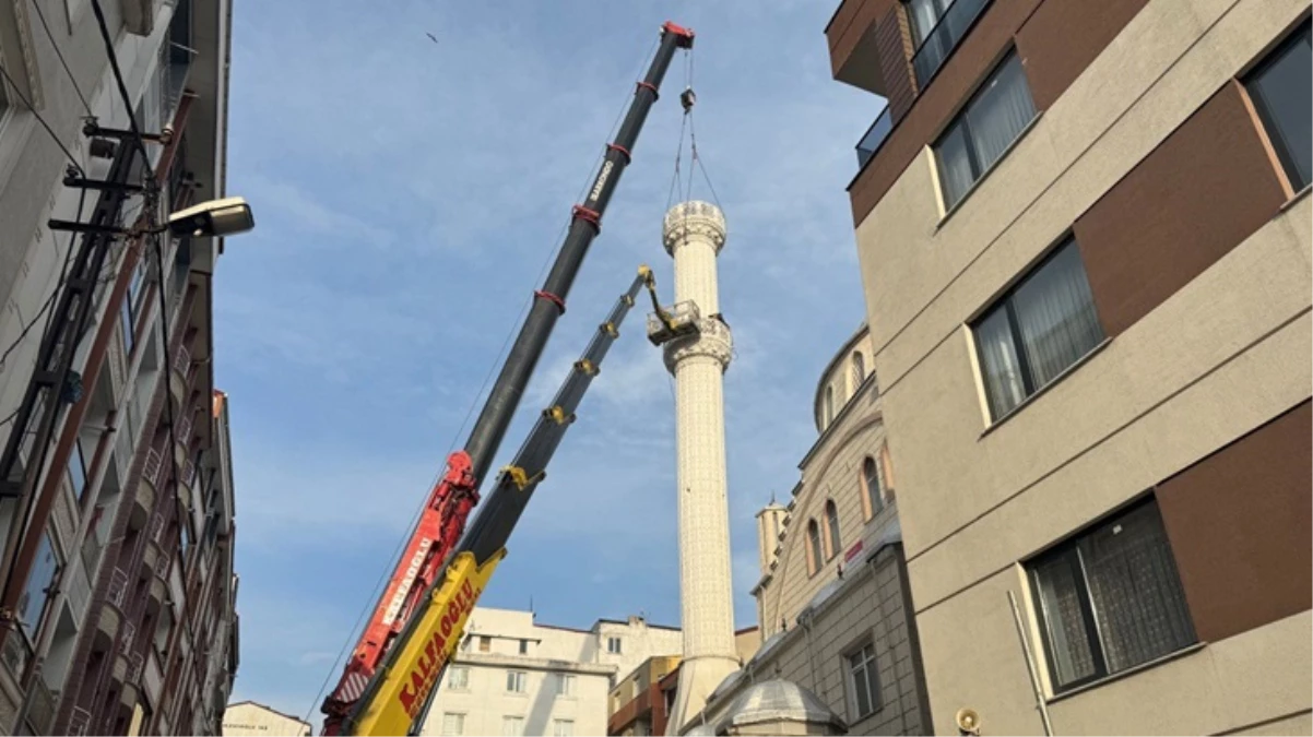 Cami minaresi onarım yapıldığı sırada sokağa düştü