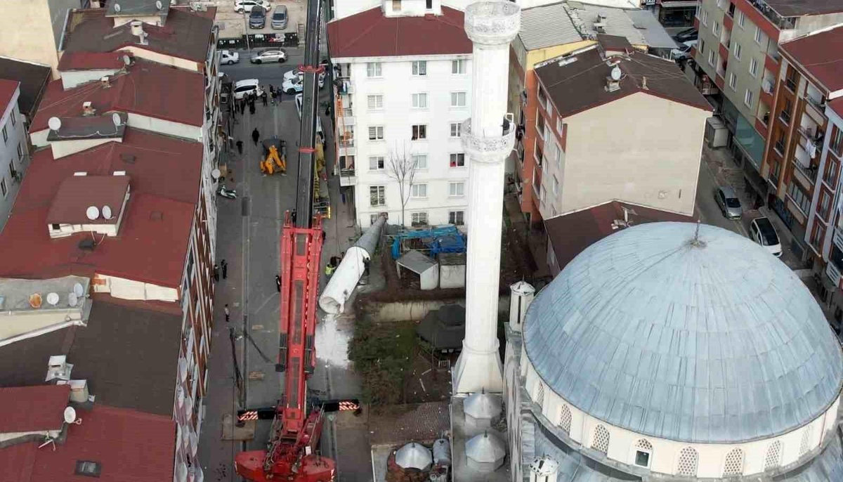 Esenyurt\'ta Cami Minaresinde Güçlendirme Çalışması Sırasında Kaza