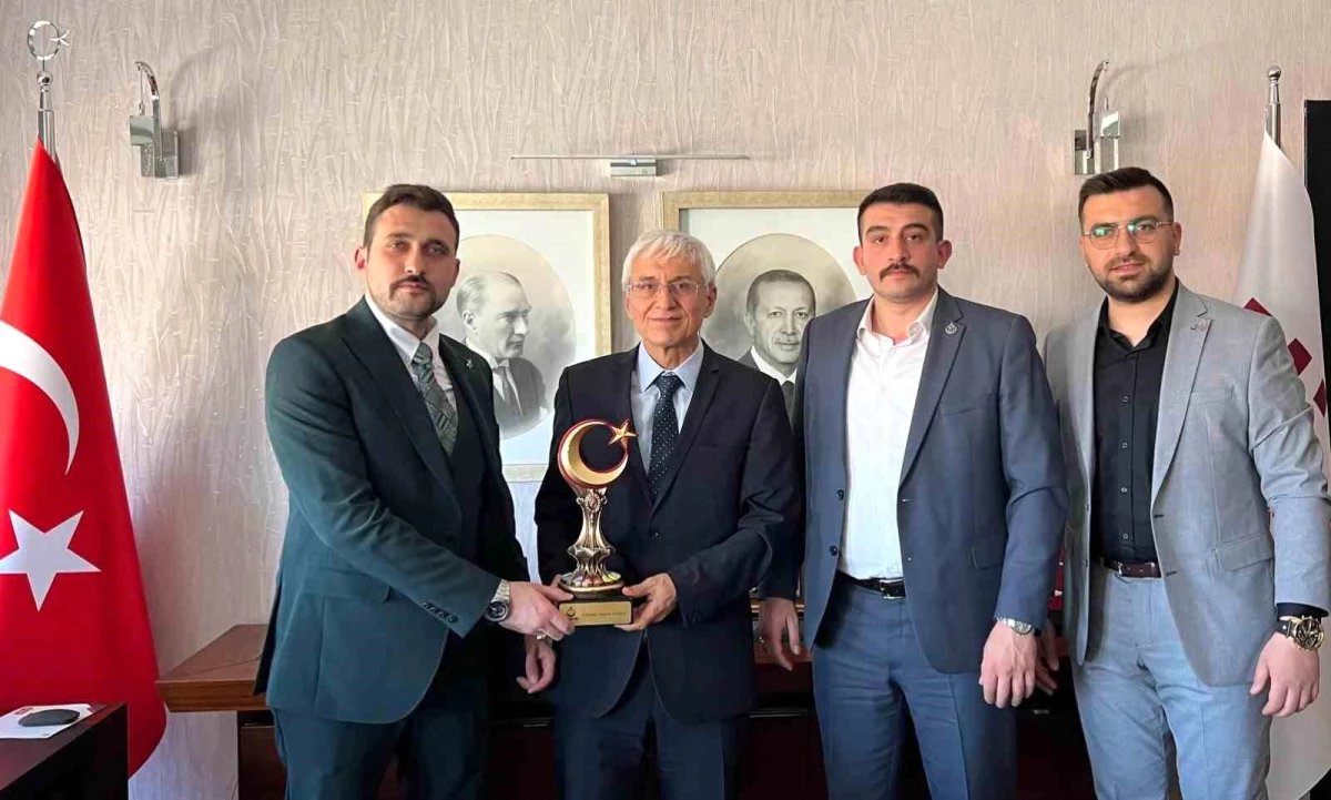 Eskişehir Teknik Üniversitesi Rektörü Prof. Dr. Adnan Özcan, Alperen Ocakları İl Başkanı ve yöneticilerini kabul etti