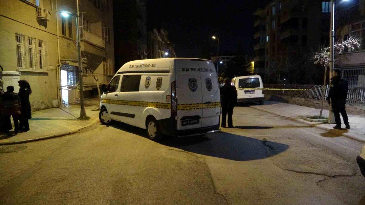 Malatya\'da Husumetli Tarafından Silahlı Saldırıya Uğrayan Genç Yaralandı