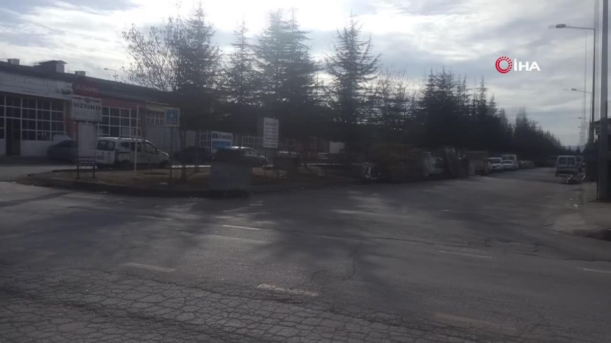 Hareket halindeki otomobilin tavanındaki yolculuk kötü bitti: Sırt üstü düşüp böyle ters döndü
