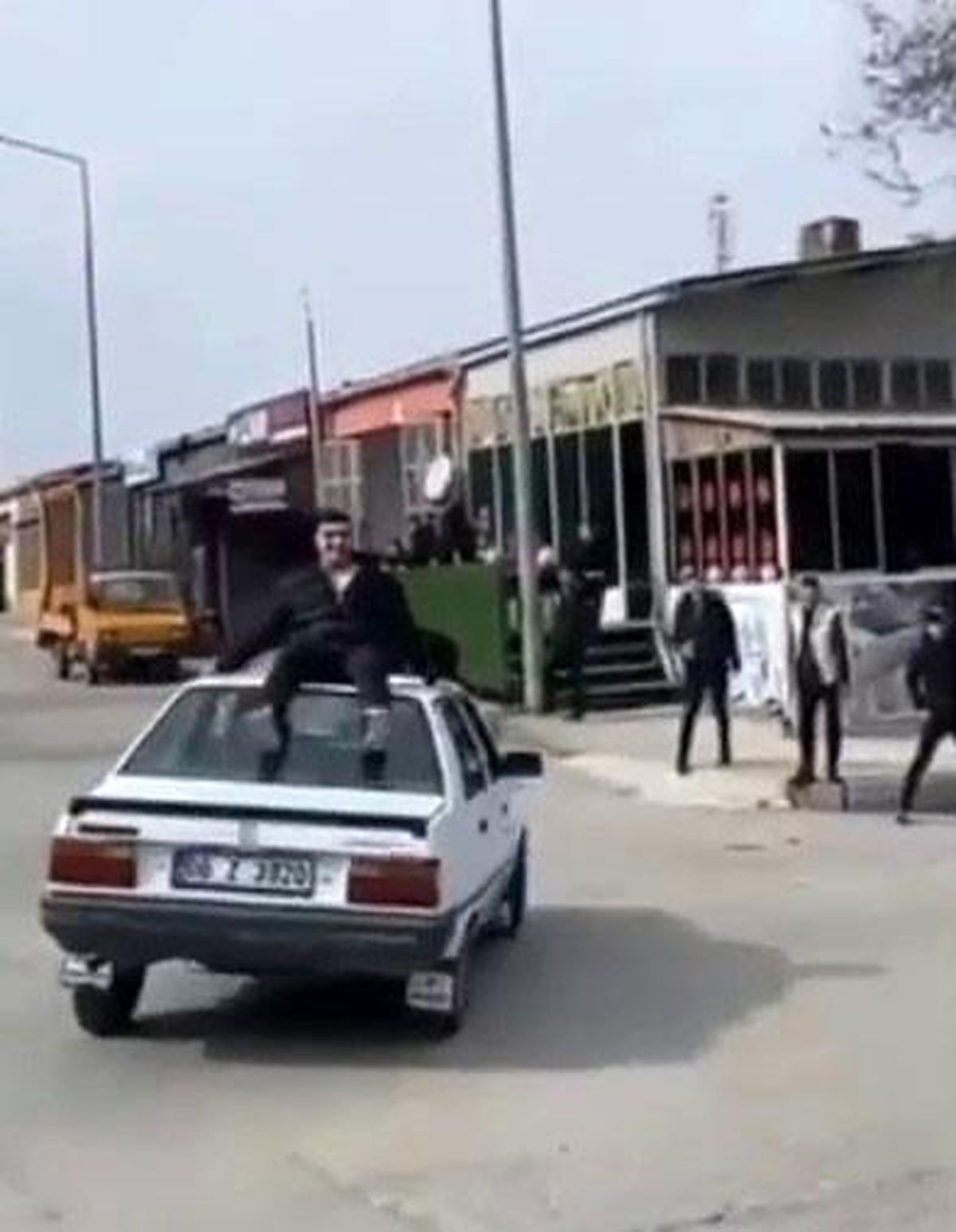 Çorum\'da hareket halindeki otomobilin tavanına çıkan genç, araçtan düşerek yaralandı