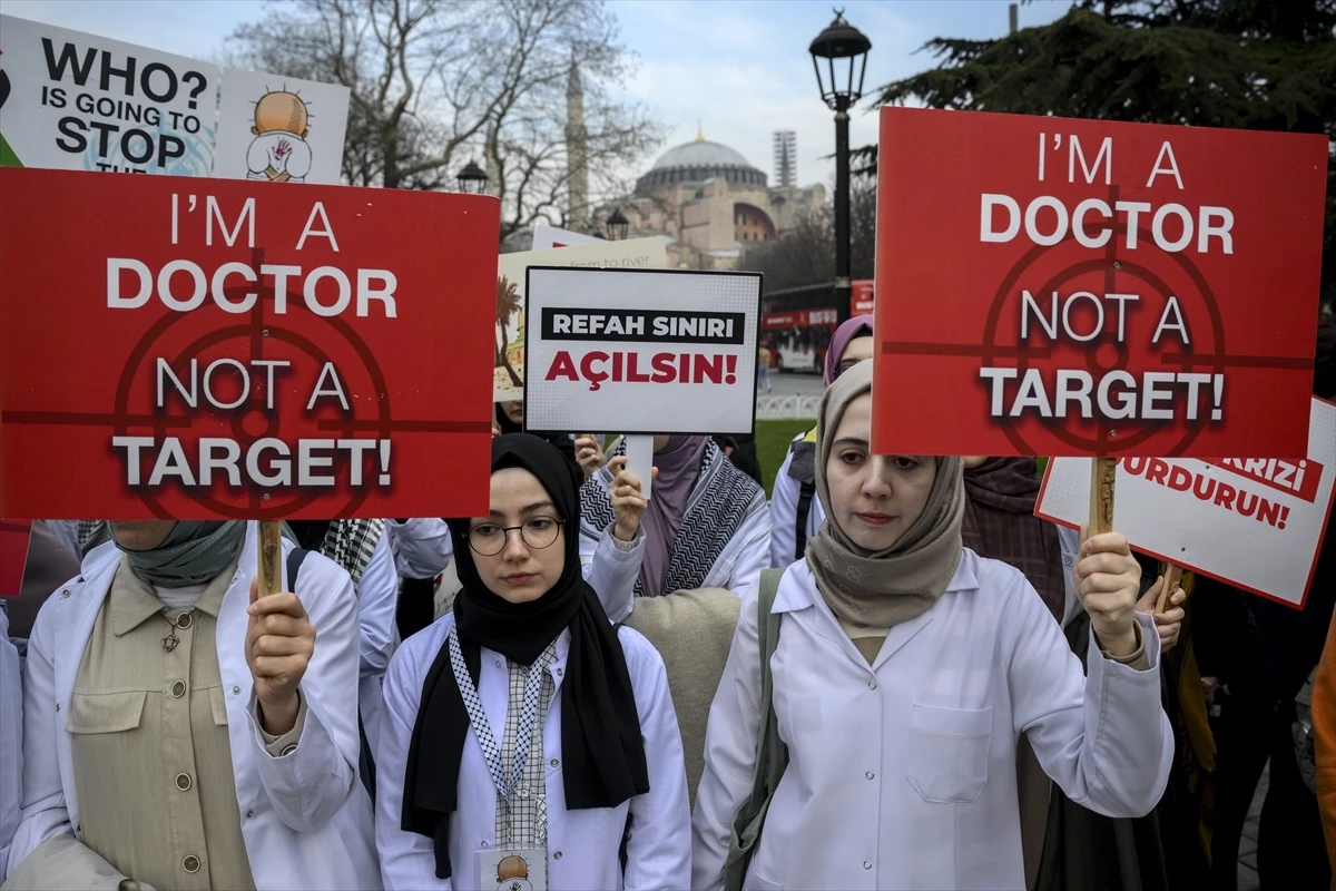 İstanbul\'da doktorlardan Gazze\'ye saldırılara tepki için sessiz yürüyüş