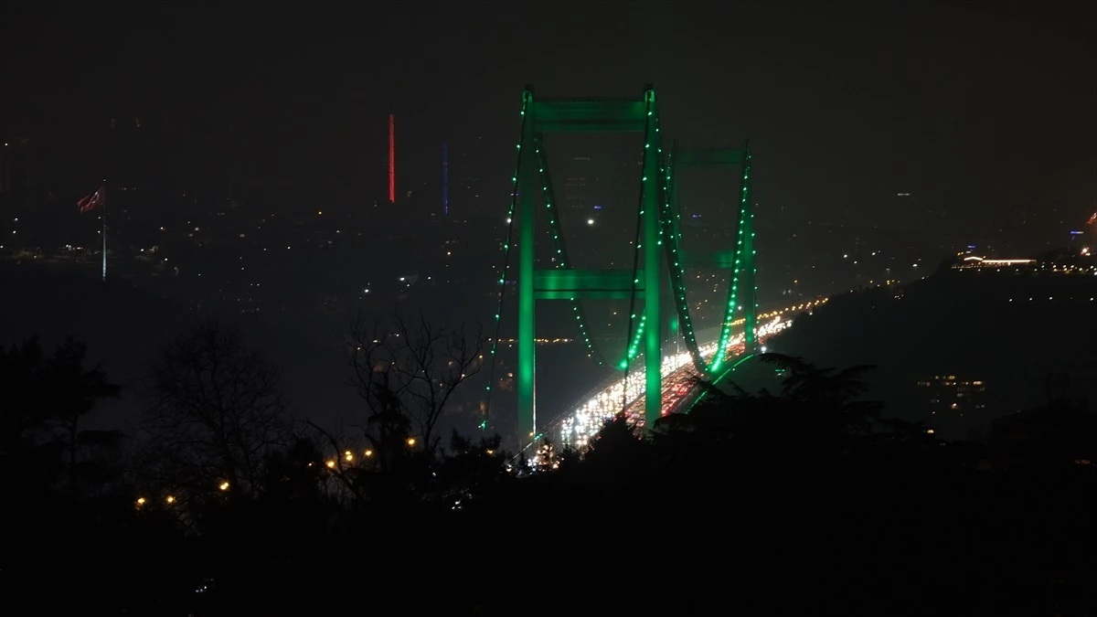İstanbul\'un simge köprüleri Yeşilay Haftası\'nda yeşil renkte aydınlatıldı