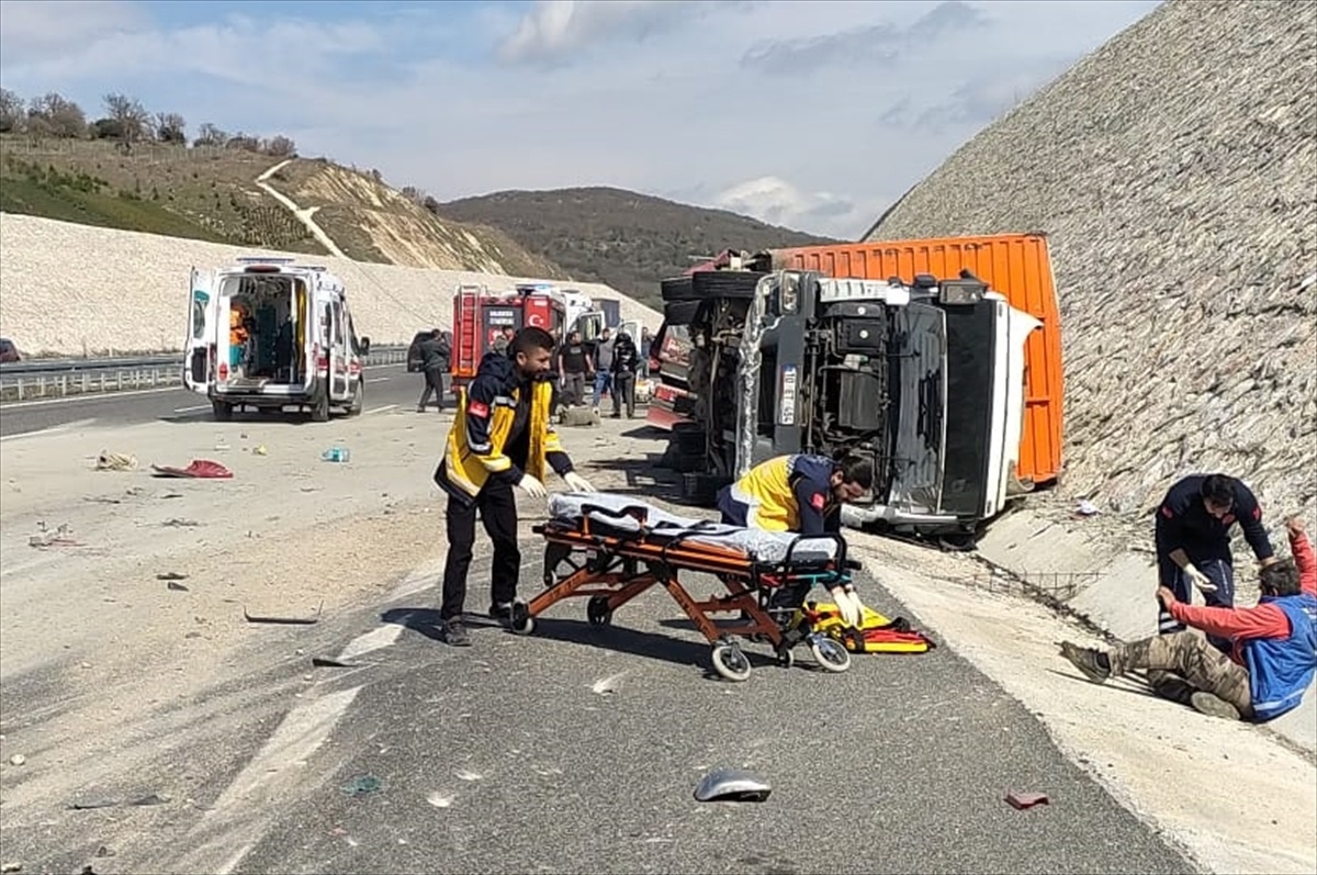 İstanbul-İzmir Otoyolunda Kamyonun Tıra Çarpması Sonucu 1 Kişi Öldü, 2 Kişi Yaralandı