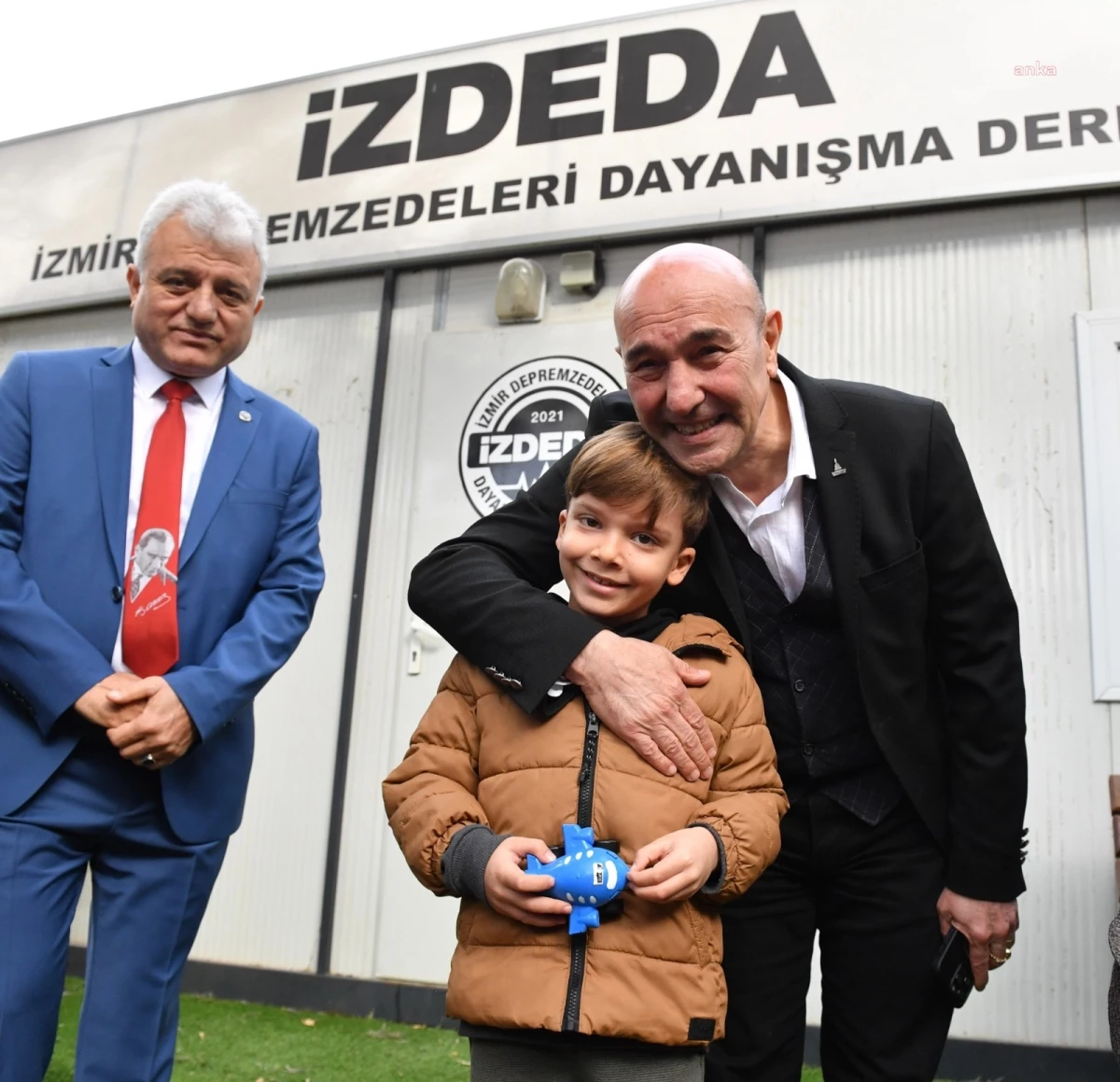 İzmir Büyükşehir Belediye Başkanı Tunç Soyer, deprem mağdurlarıyla buluştu