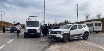 Adıyaman'ın Kahta ilçesinde otomobil çarpışması: Sürücüler yaralandı