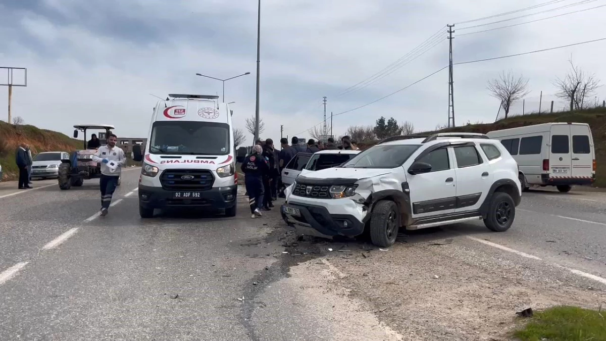 Adıyaman\'ın Kahta ilçesinde otomobil çarpışması: Sürücüler yaralandı