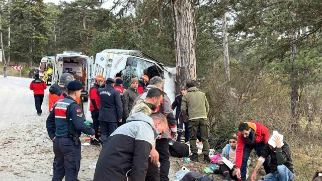 Bolu'da freni boşalan minibüs devrildi: 14 yaralı